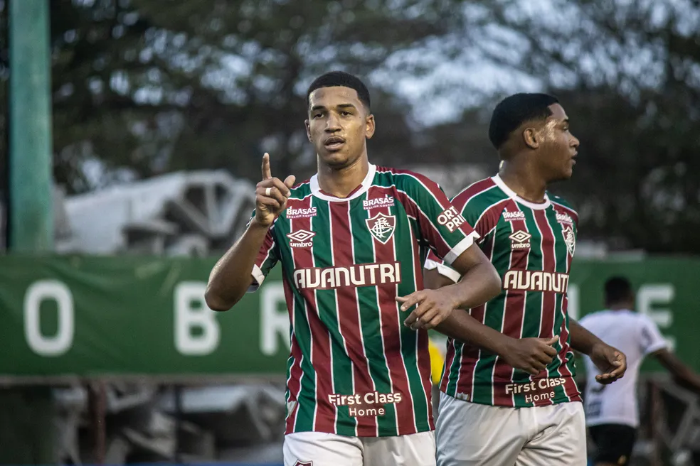 Fluminense renova contrato com o atacante Kauã Elias