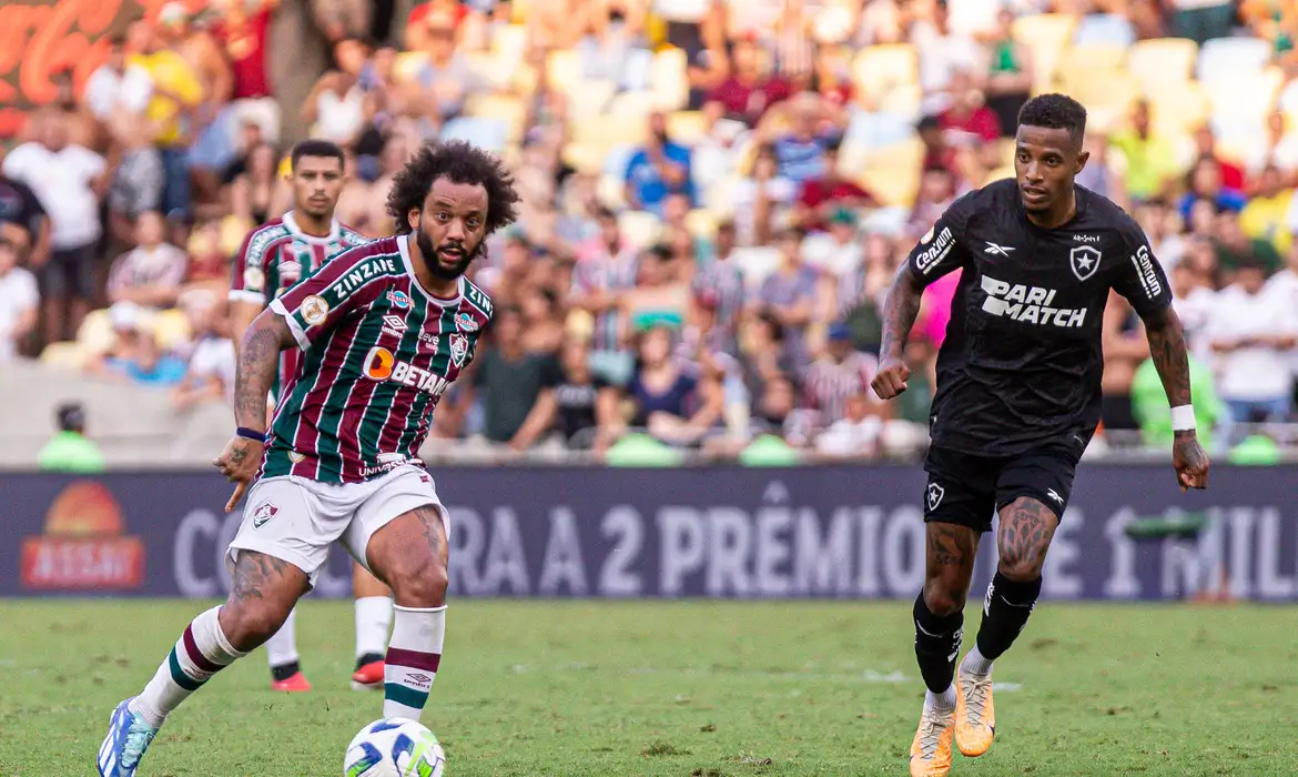 Botafogo faz clássico com Fluminense para buscar classificação