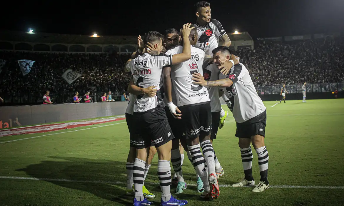 Vasco vence Água Santa em jogo polémico e avança na Copa do Brasil