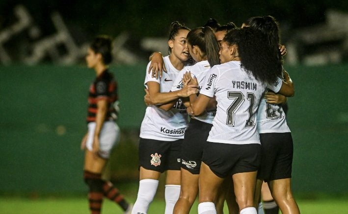 Corinthians vence Flamengo de virada pelo Brasileirão Feminino