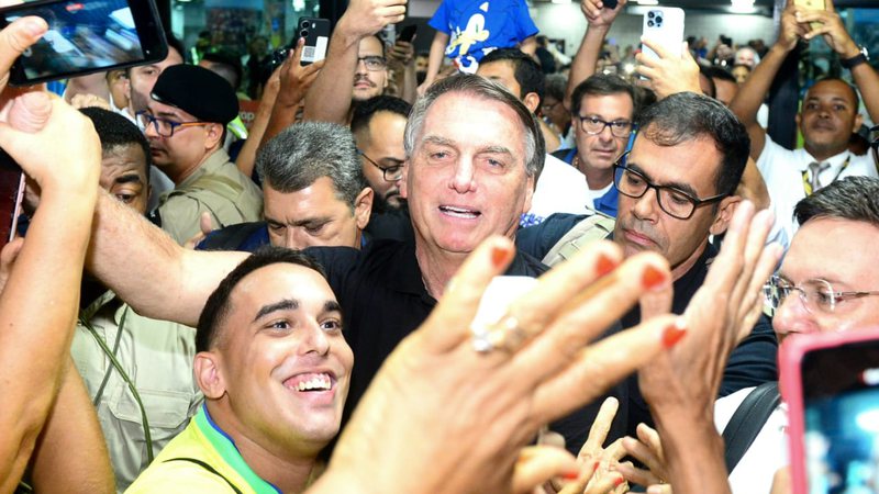 Bolsonaro é recebido por apoiadores na Bahia com gritos de incentivos