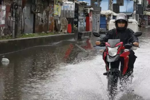Chuva causa alagamentos e deixa uma pessoa desaparecida em São Paulo