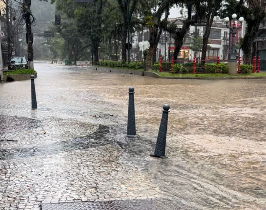 Petrópolis tem diversos pontos da cidade alagados pela chuva