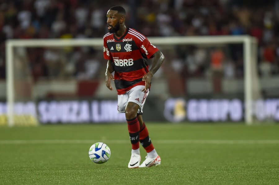 Gerson visita o CT do Flamengo e já planeja volta ao time