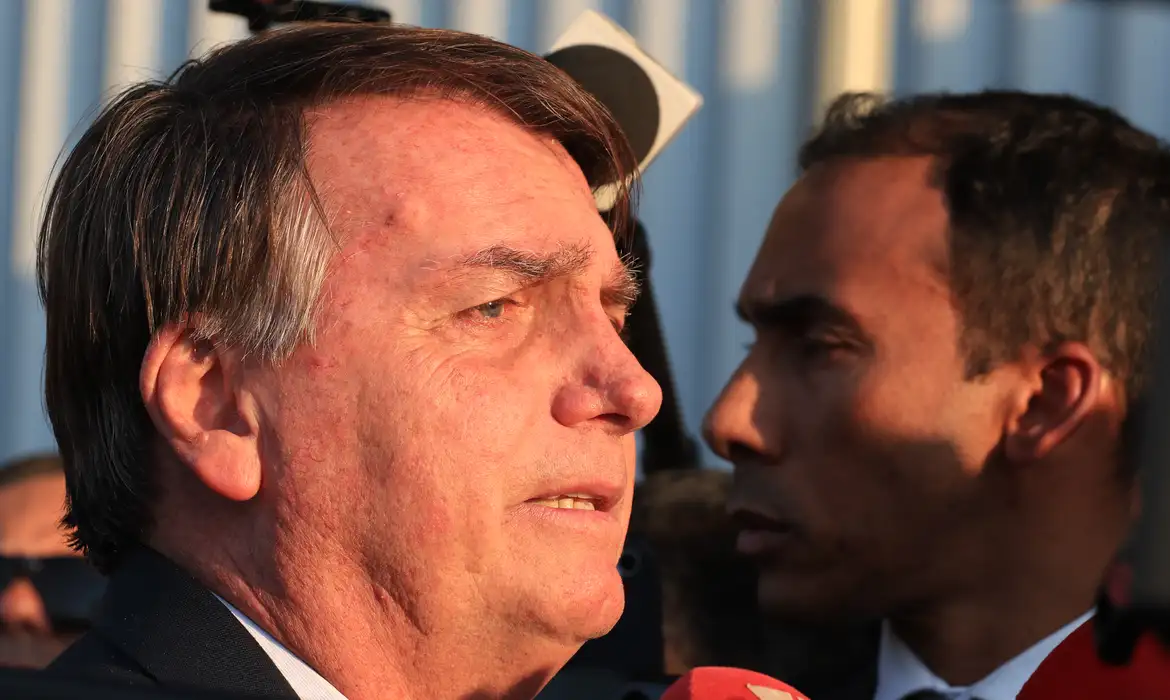 Bolsonaro diz ao STF que seria “ilógico” pedir asilo a embaixador