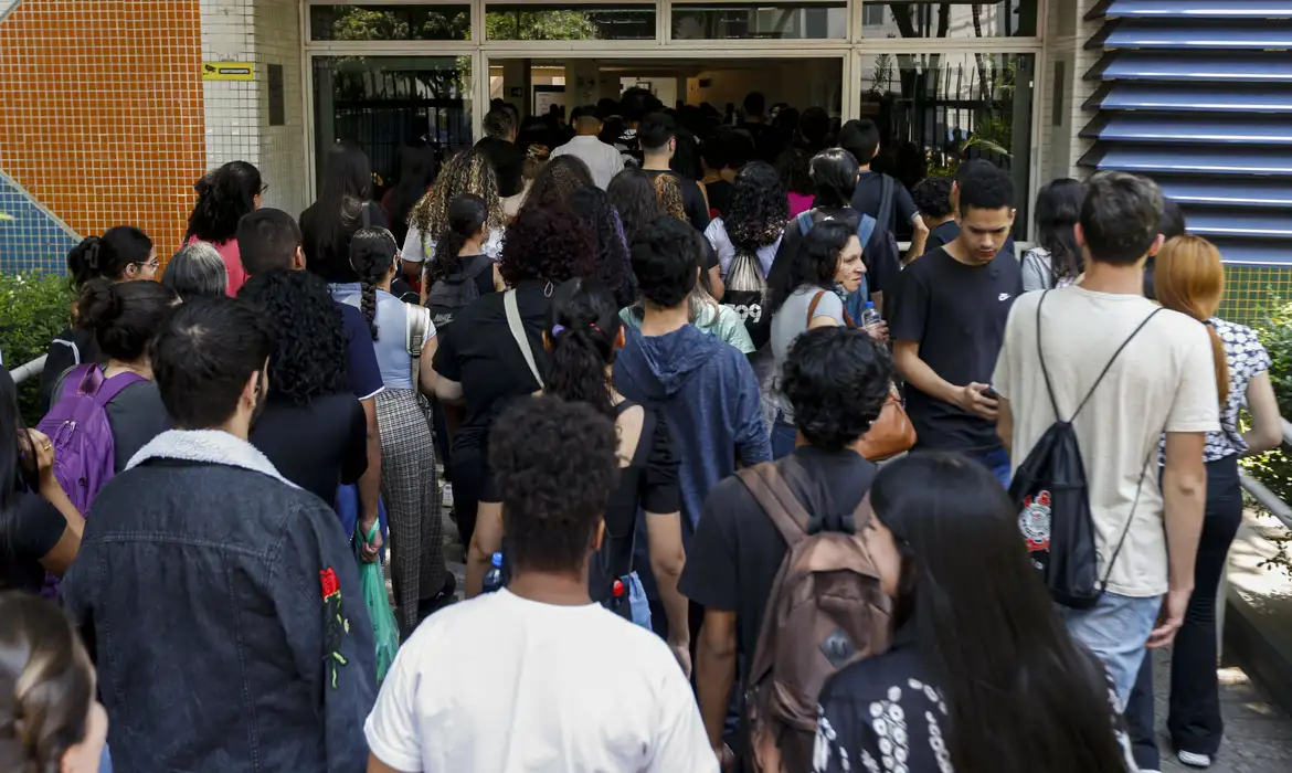 Estudantes começam a receber primeira parcela do Programa Pé-de-Meia