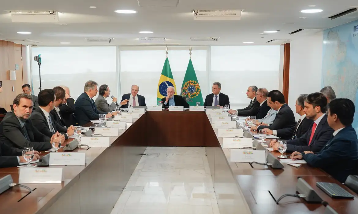 Governo e montadoras debatem produção de carros bioelétricos no Brasil