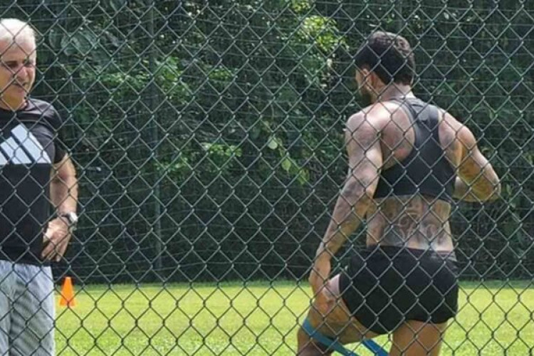 Gabigol é flagrado treinando com preparador físico do Flamengo