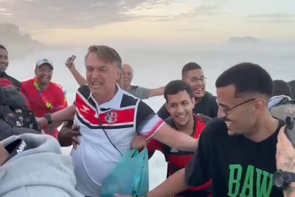 Bolsonaro é surpreendido por onda ao lado de apoiadores