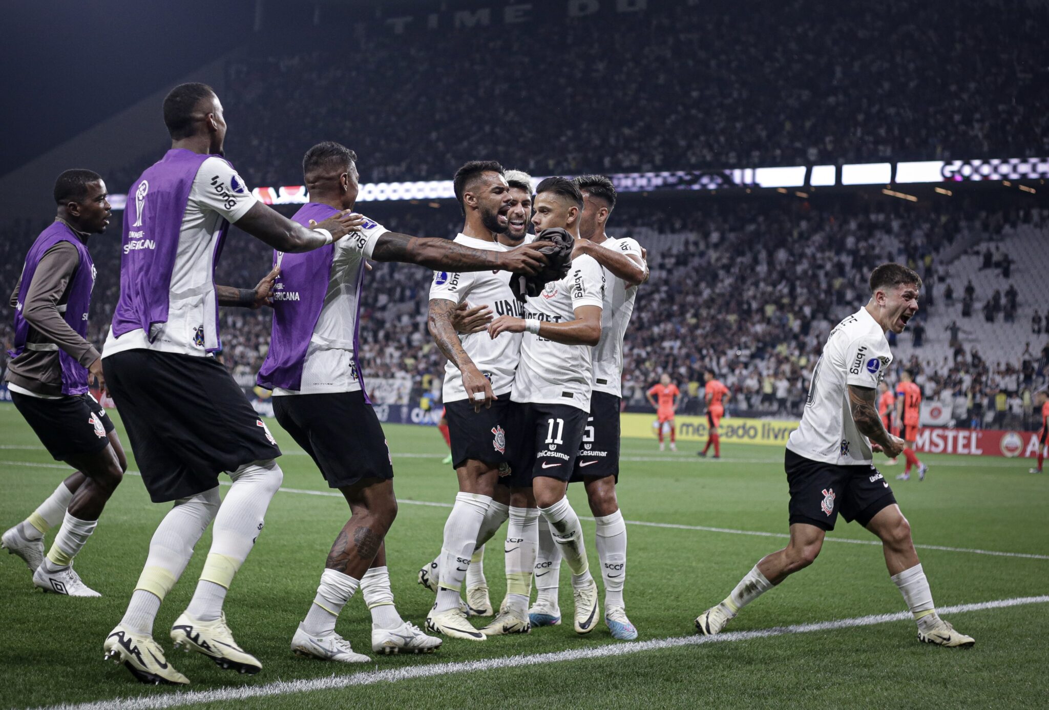 Corinthians goleia Nacional-PAR pela Copa Sul-Americana