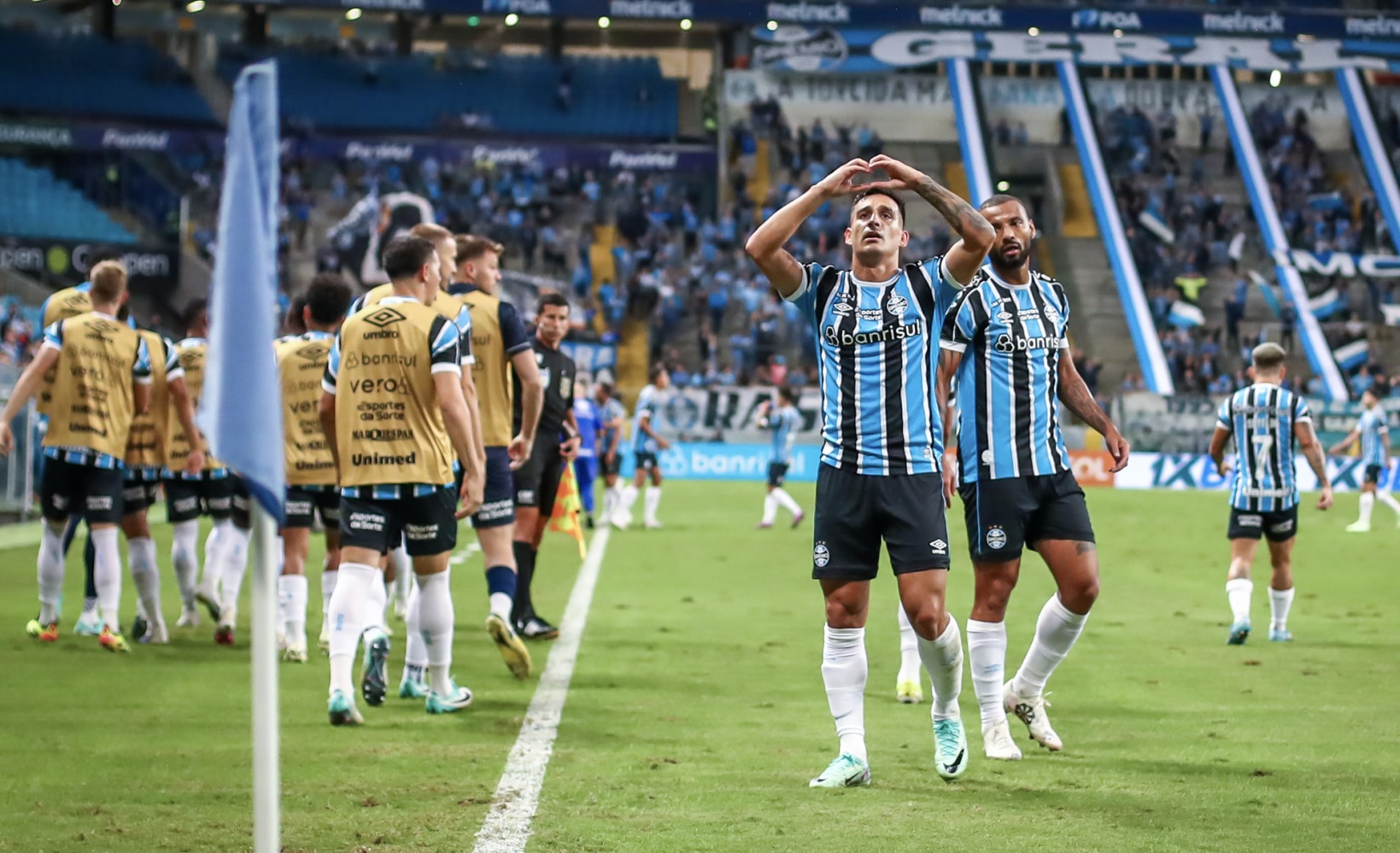 Grêmio vence Athletico Paranaense e se recupera no Brasileirão