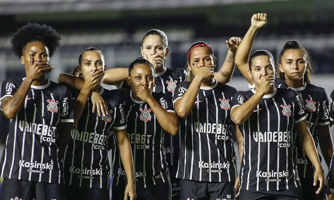 Abertura de rodada do Brasileirão Feminino é marcada por protestos