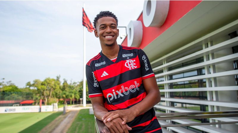 Flamengo anuncia Carlinhos, destaque do Campeonato Carioca