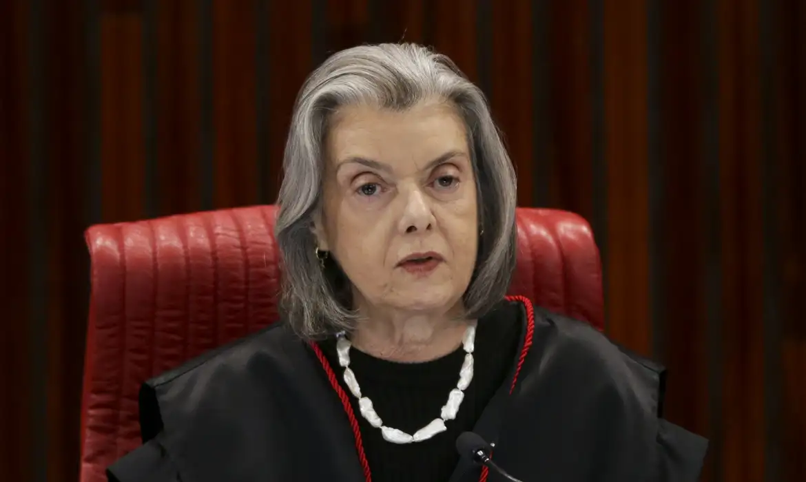 Cármen Lúcia diz que decisão judicial não pode ser descumprida