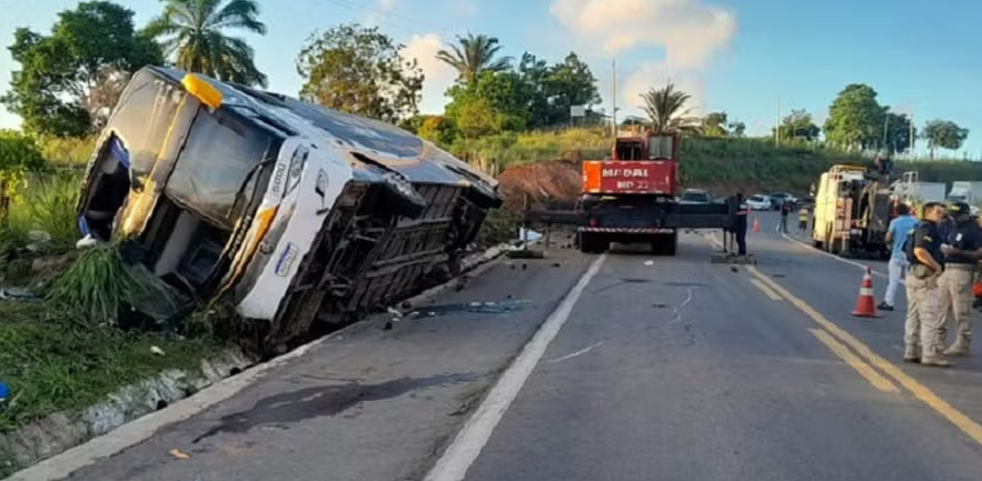 Acidente com ônibus mata oito pessoas na Bahia