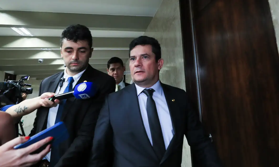 Desembargador pede vista e suspende julgamento de Moro