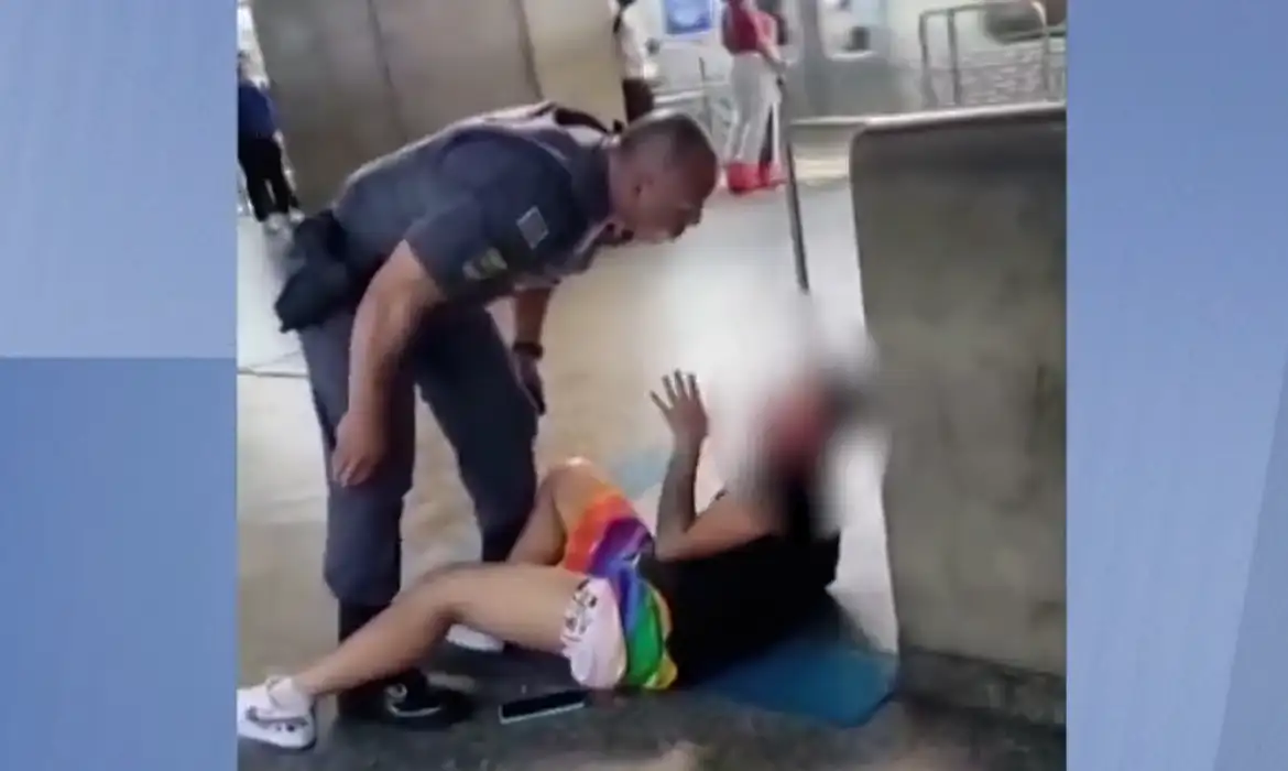 Policial agride mulher em estação de metrô em São Paulo