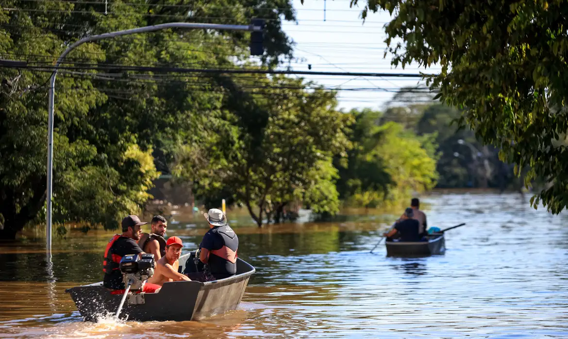 Com chuva e vento fortes, Porto Alegre suspende resgates com barcos