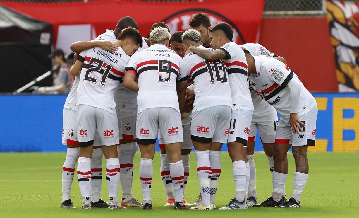 São Paulo vence o Vitória fora e sobe na tabela do Brasileirão