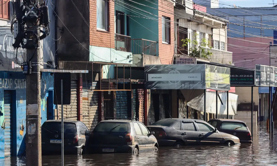 Nova vítima das enchentes é encontrada no RS; mortes chegam a 173