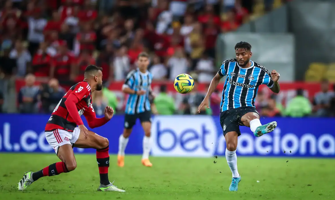 Flamengo recebe Grêmio de olho na liderança do Brasileirão