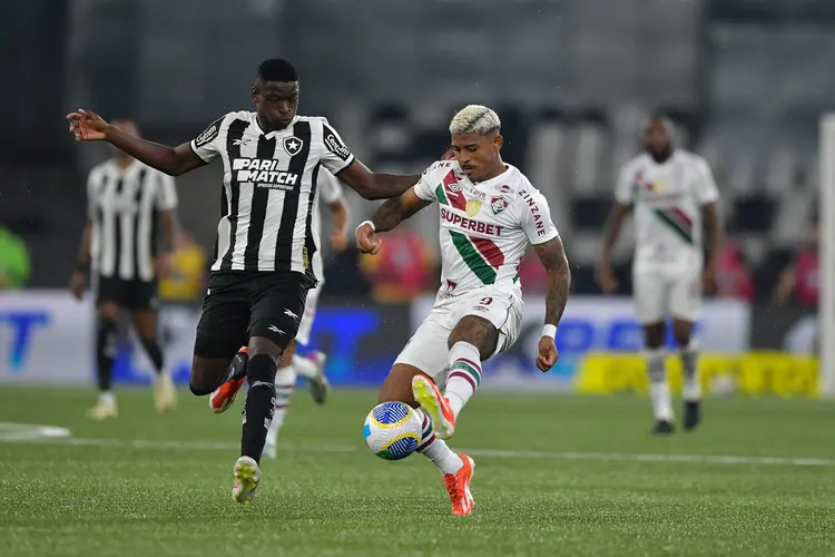 Botafogo derrota Fluminense e dorme na liderança do Brasileiro