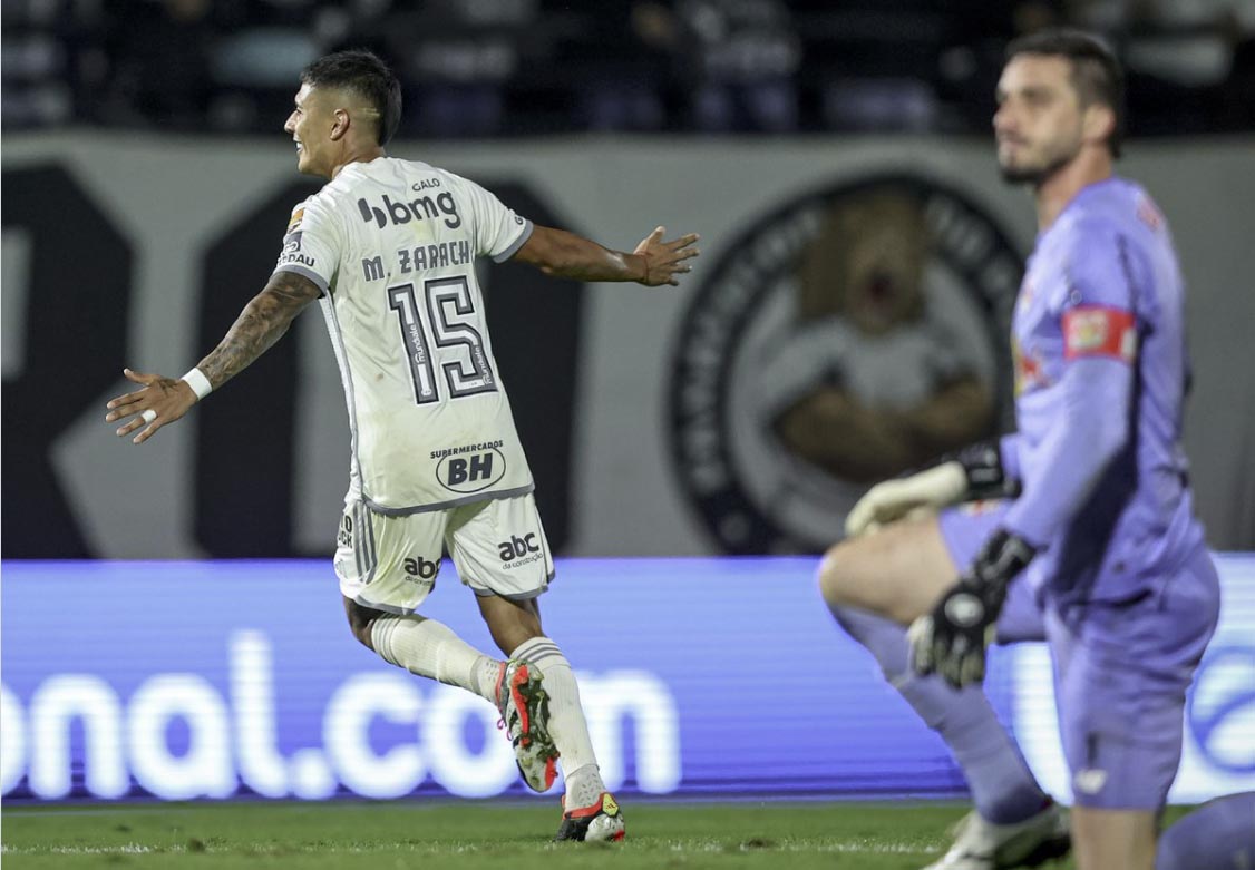 Atlético-MG vira em cima do Bragantino e sobe na tabela