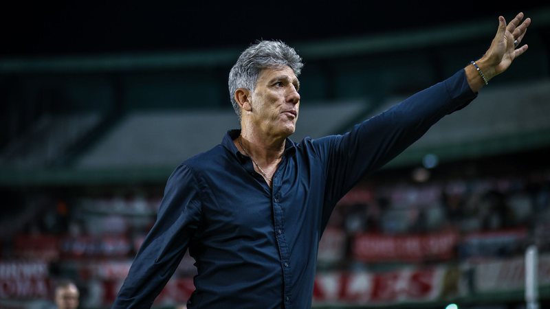 Renato Gaúcho critica clubes pela postura em relação à tragédia no RS