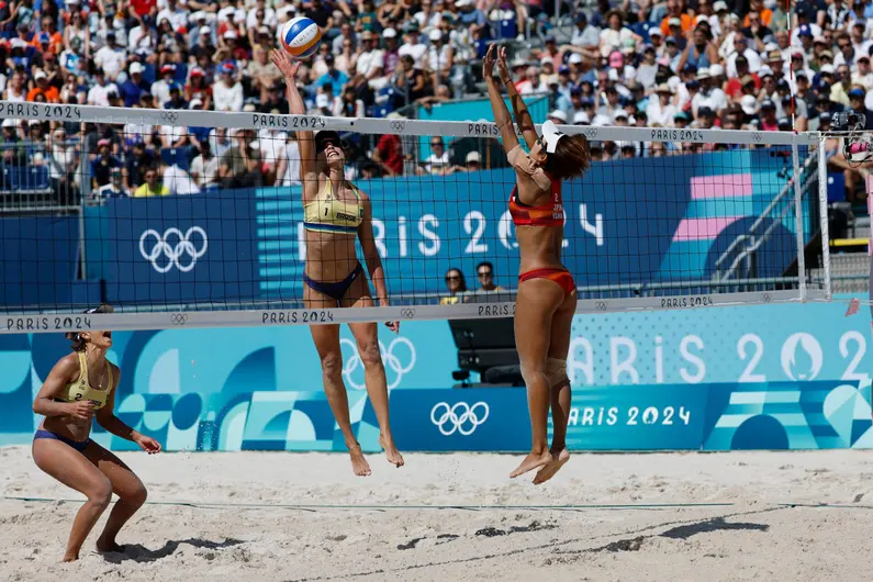 Bárbara e Carol Solberg vencem japonesas no vôlei de praia