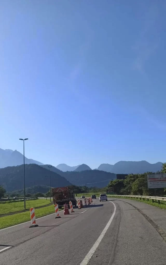 Motoristas que passam pela Rodovia Rio-Teresópolis (BR-116), na altura da serra de Guapimirim, Região Metropolitana do Rio de Janeiro, precisam prestar atenção