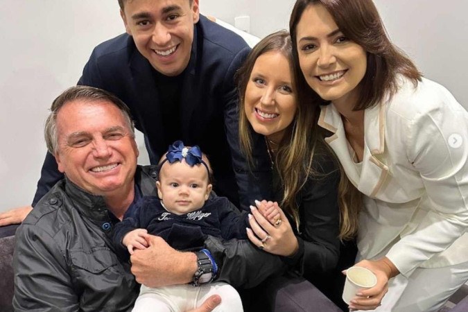 Nikolas posta foto com Bolsonaro e causa ciúme em Carlos