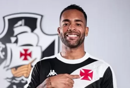 Vasco anuncia contratação do atacante Alex Teixeira