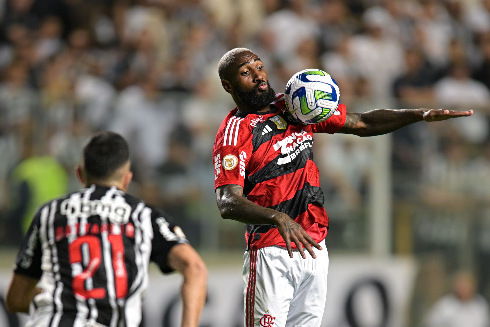 Flamengo duela com Atlético-MG pela liderança do Brasileirão