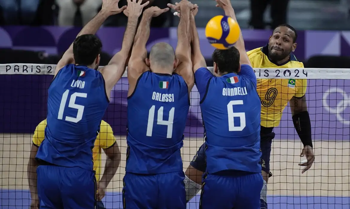 Brasil é superado pela Itália na estreia do vôlei masculino em Paris