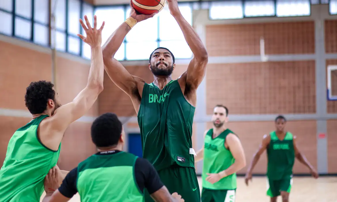 Basquete masculino do Brasil estreia neste sábado