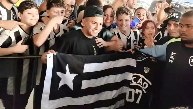 Thiago Almada chega ao Rio para fazer exame no Botafogo