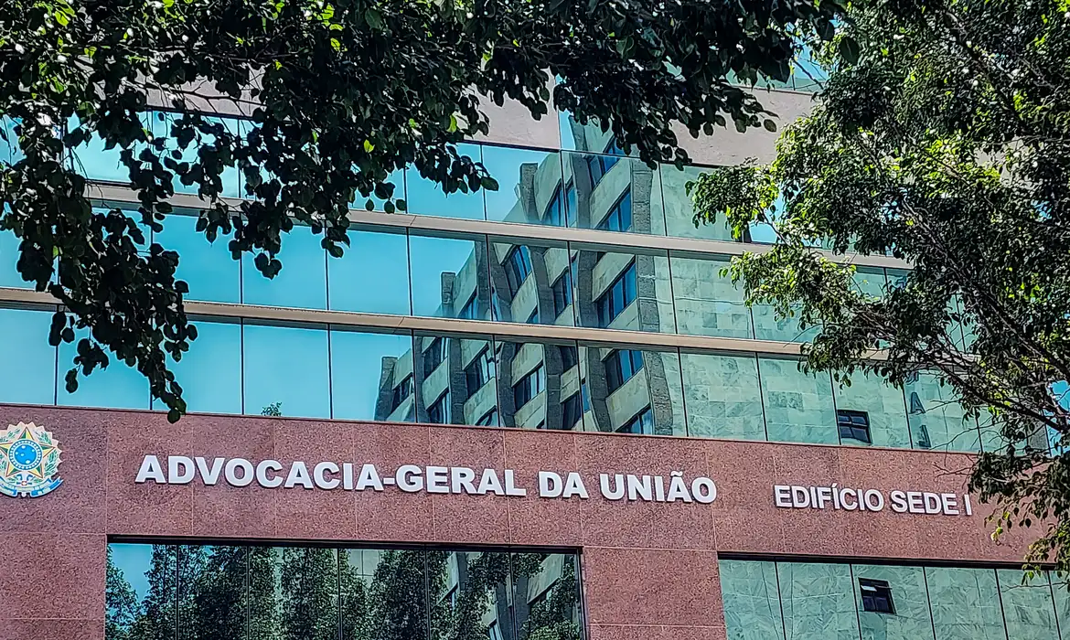 AGU dá parecer contra escolas cívico-militares do RS