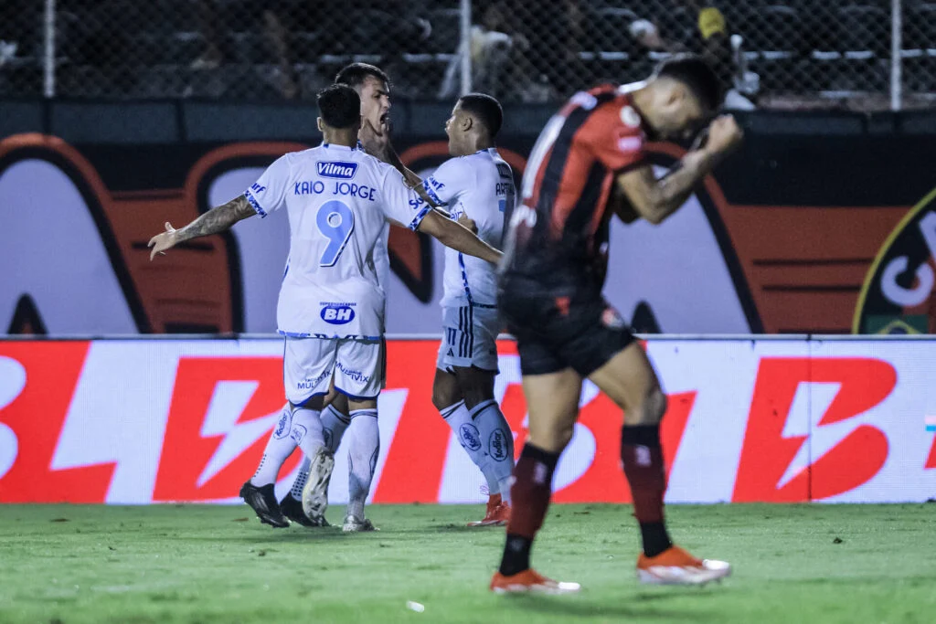 Vitória e Cruzeiro empatam em jogo polêmico da arbitragem