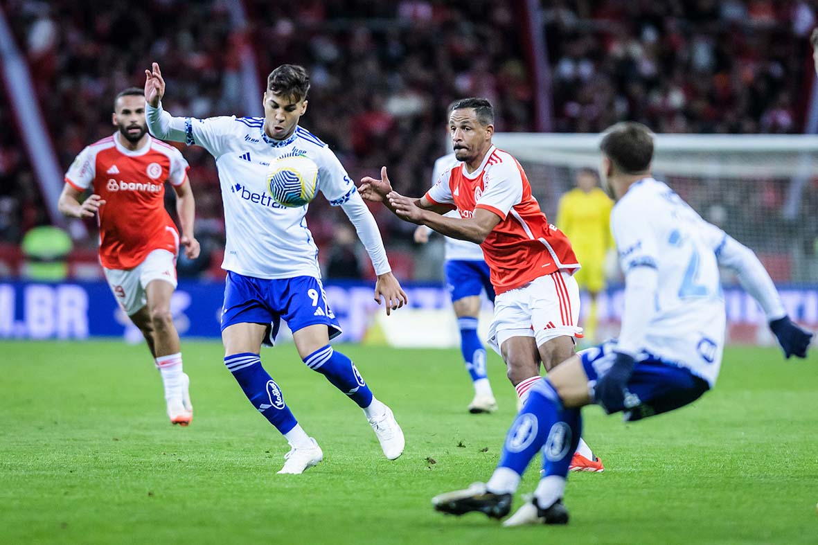 Inter vence o Cruzeiro e sobe na tabela do Brasileirão