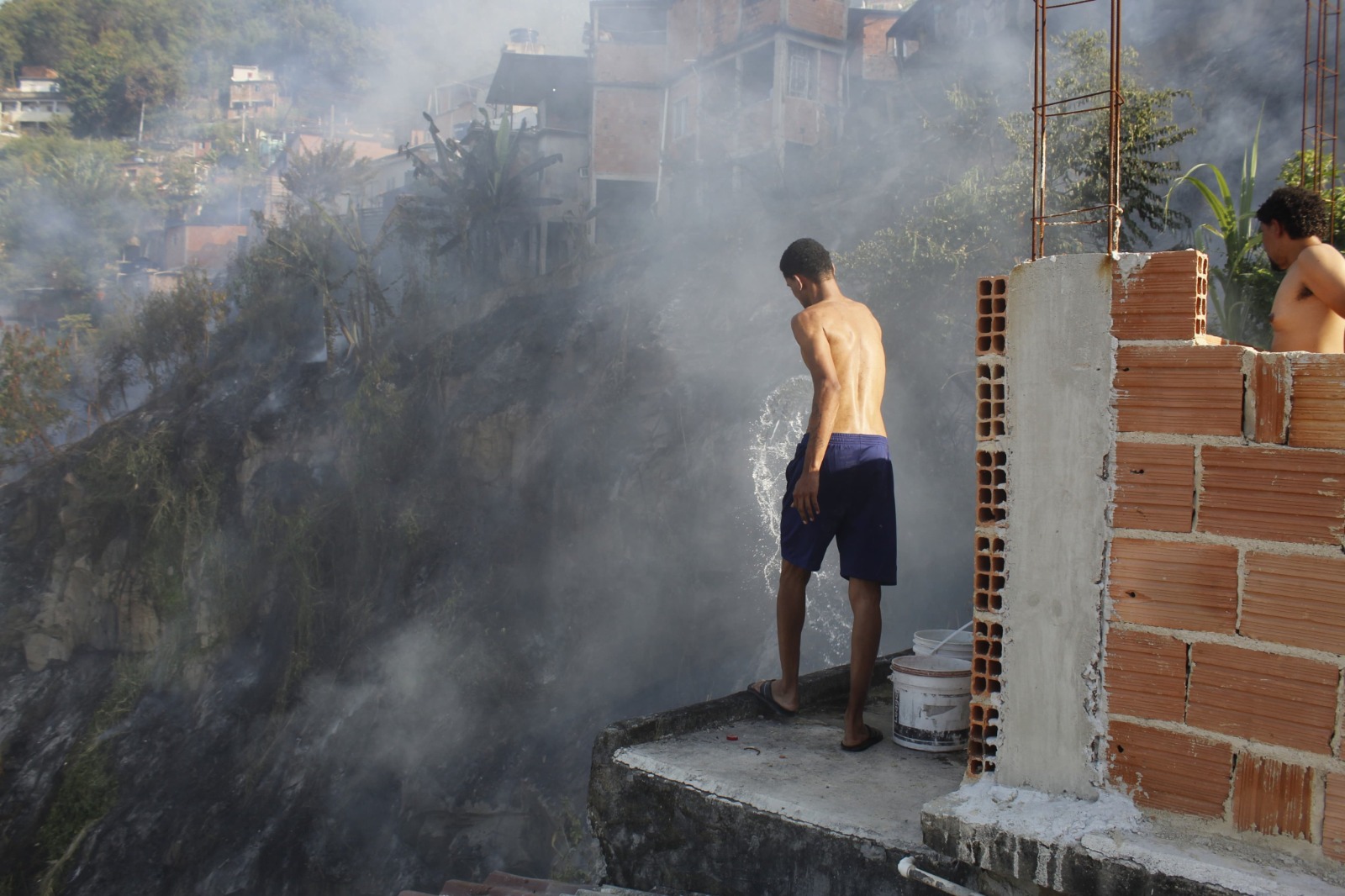 Incêndio atinge vegetação na Pedra do Sapo, no Complexo do Alemão