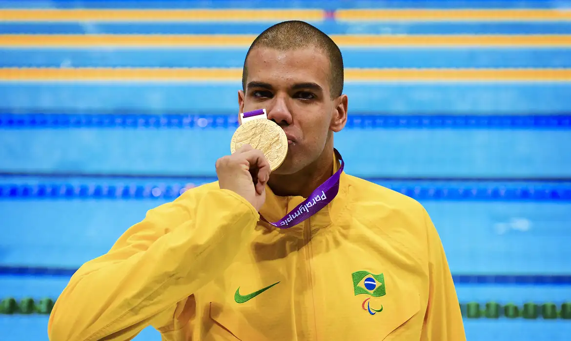 Multicampeão paralímpico André Brasil lança biografia