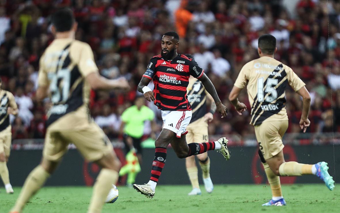 Flamengo vence athético-PR com gol no fim