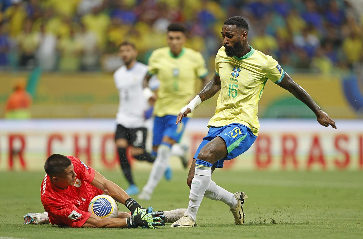 Brasil empata com Uruguai em casa sob vaias da torcida