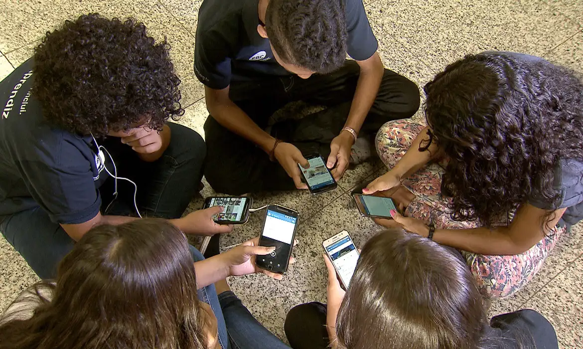 “Nem no recreio”: pesquisadores da educação criticam celular na escola