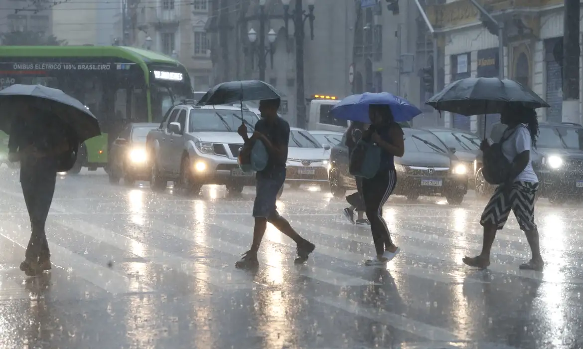 Chuva forte deixa cidade de São Paulo em estado de alerta