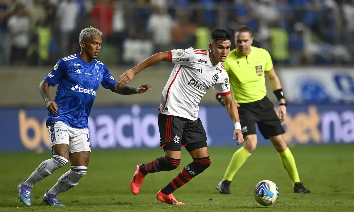 Flamengo vence Cruzeiro e ainda sonha com o Título Brasileiro