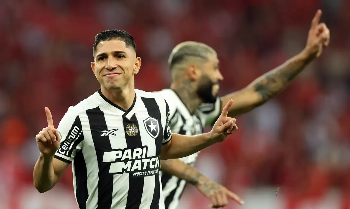 Botafogo vence o Inter e joga por um empate para ser campeão