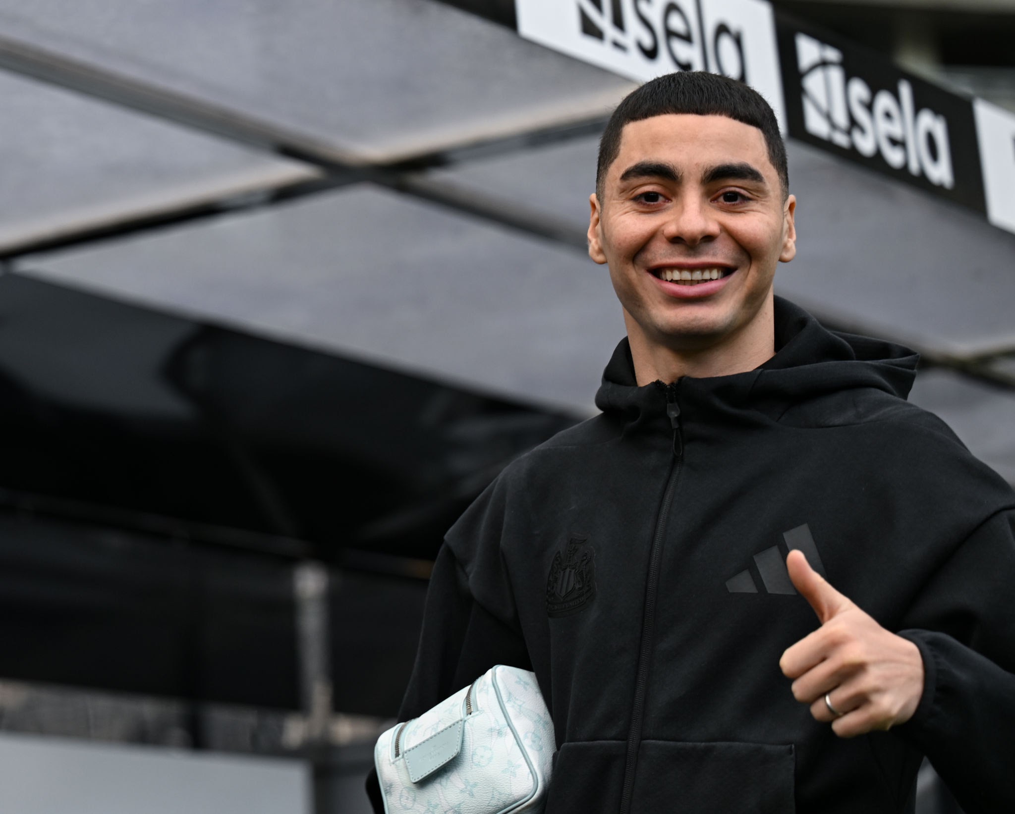 Botafogo tem interesse em Miguel Almirón, do Newcastle