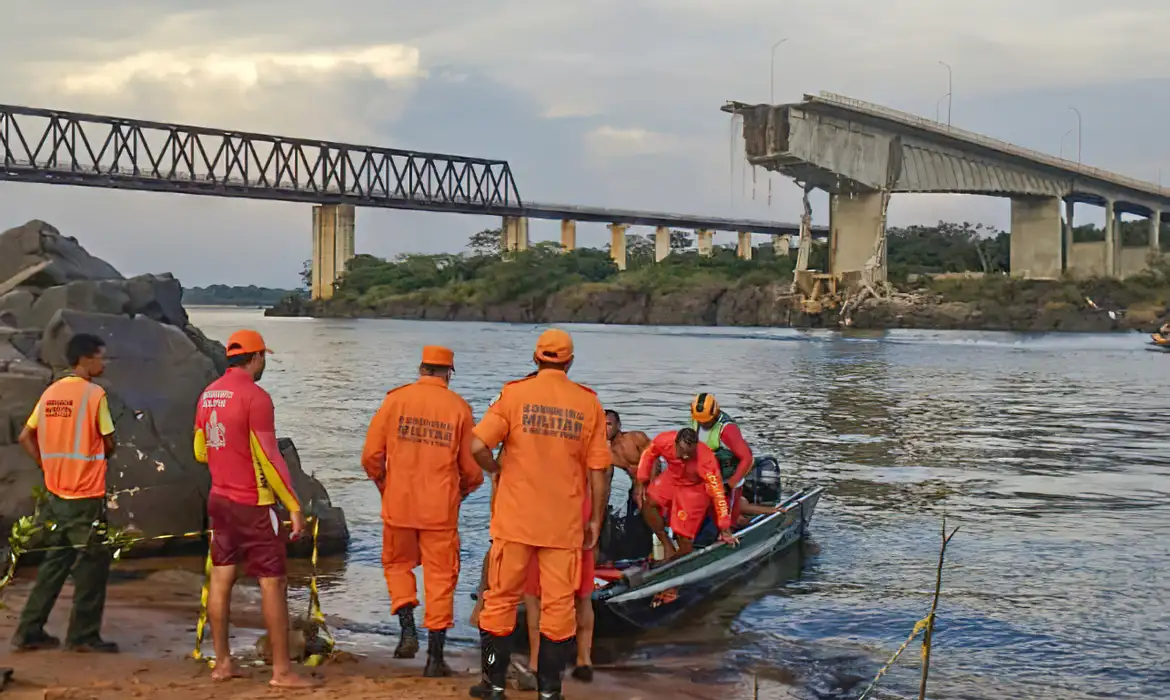 Marinha retoma busca por vítimas de queda de ponte entre MA e TO